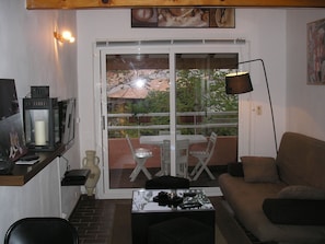 TV connectée, lecteur de DVD, livres, médiathèque
