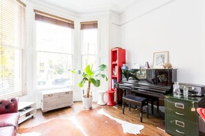 公寓 | 客廳 | 32 吋平面電視連數碼電視頻道、電視、壁爐