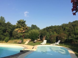 Außenpool, Sonnenschirme, Liegestühle