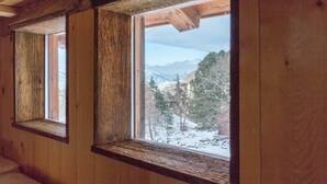 Une cabane aux murs et aux fenêtres en bois.