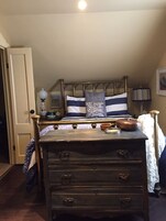 Decoración personalizada, muebles diferentes y escritorio 