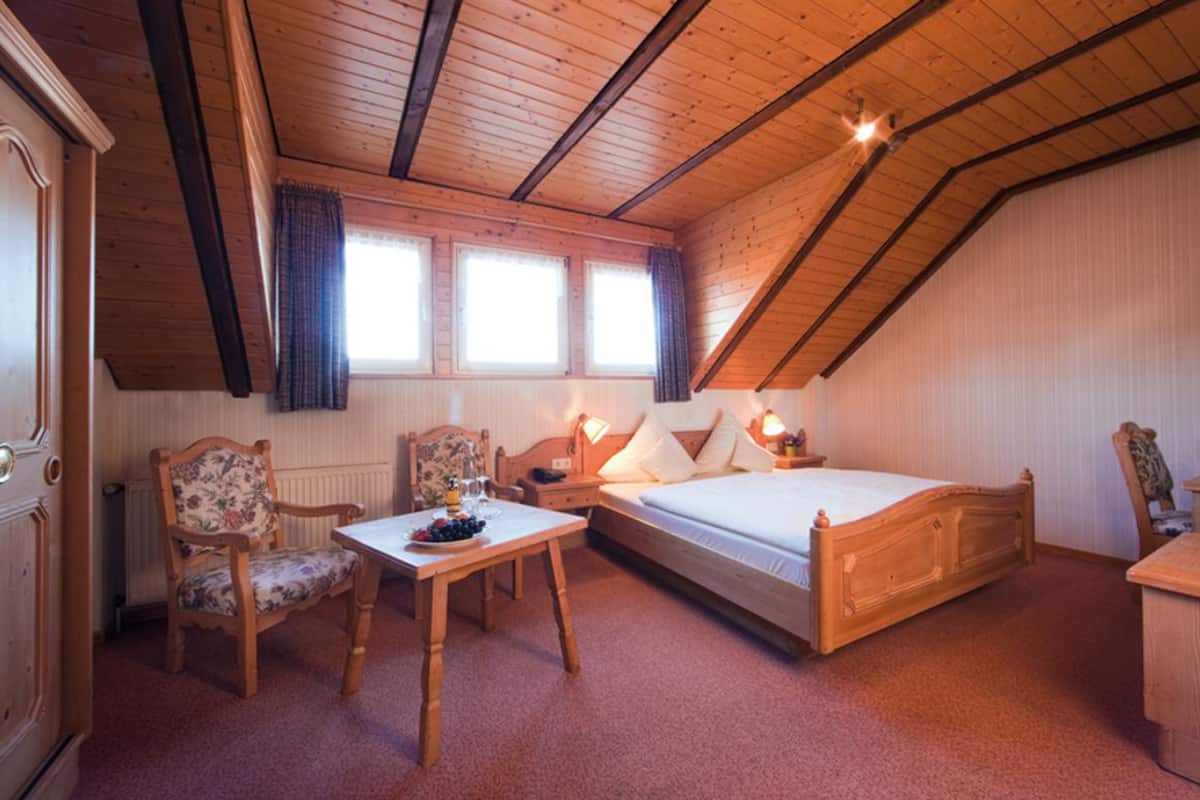 Eenvoudige tweepersoonskamer | Een bureau, gratis wifi, beddengoed