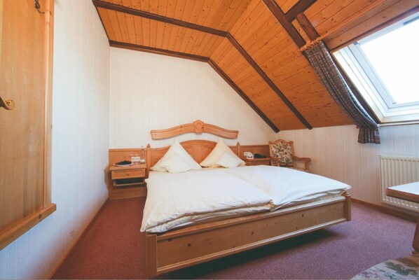 Basic Double Room | Desk, free WiFi, bed sheets