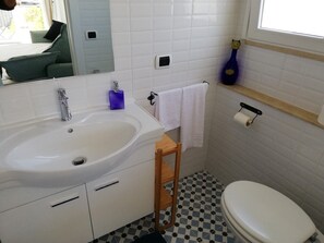 Douche, sèche-cheveux, serviettes fournies, savon