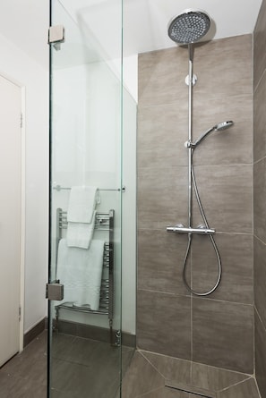 Appartement, 2 chambres | Salle de bain | Baignoire et douche séparées, douche cascade, serviettes fournies
