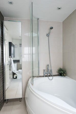 Clanricarde | Bathroom | Separate bathtub and shower, rainfall showerhead, towels - 2 Bedroom Apartment in Nottinghill (London)