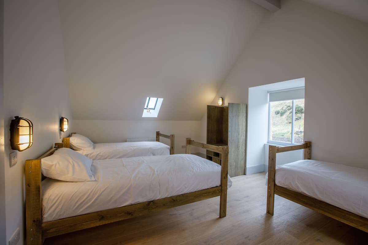 Driepersoonskamer | Luxe beddengoed, verduisterende gordijnen, geluiddichte muren