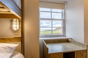 Premium bedding, blackout drapes, soundproofing, free WiFi - The Sail Loft - Hostel (Banff)