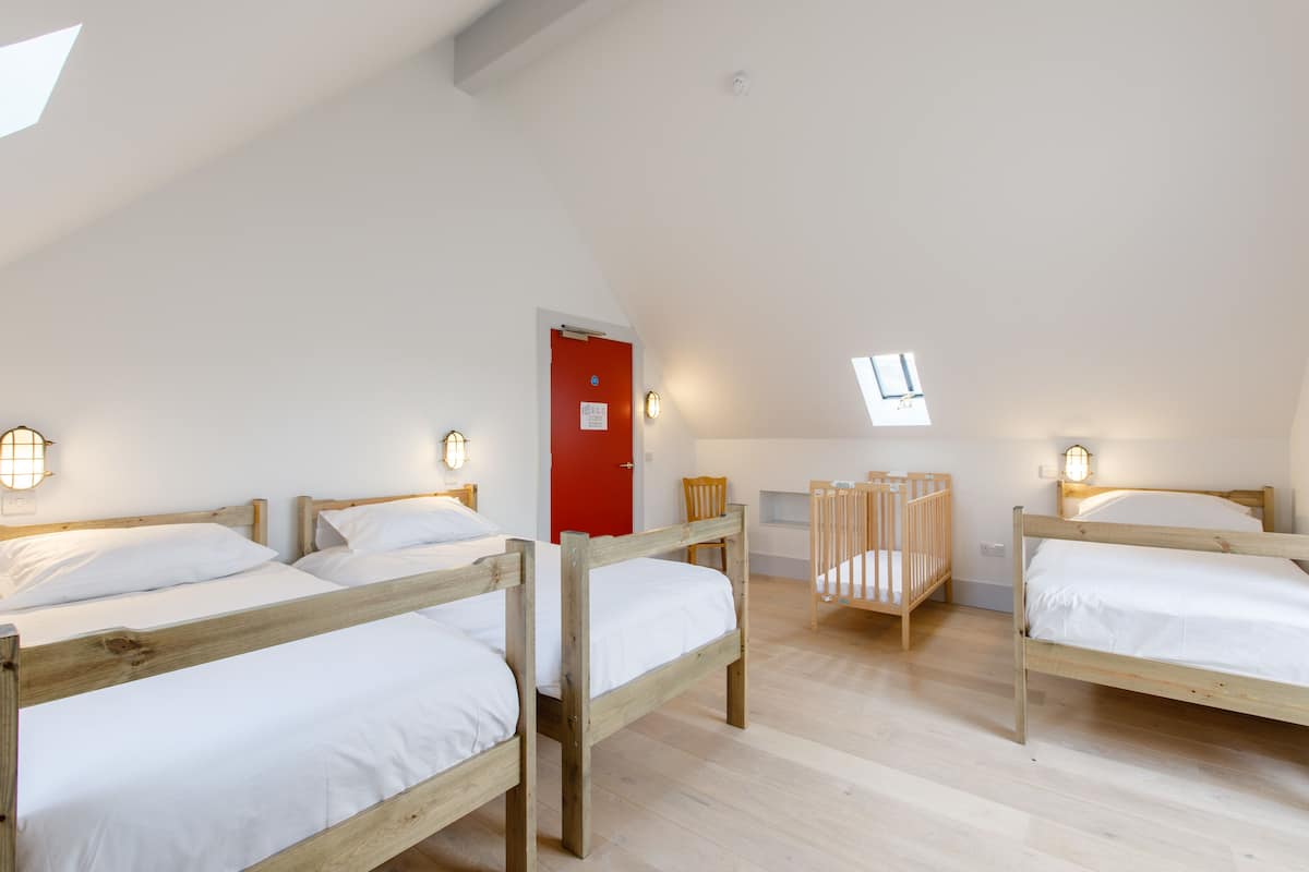 Driepersoonskamer | Luxe beddengoed, verduisterende gordijnen, geluiddichte muren