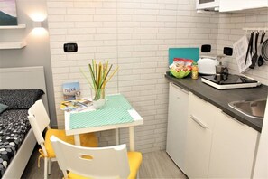Fridge, microwave, stovetop, coffee/tea maker