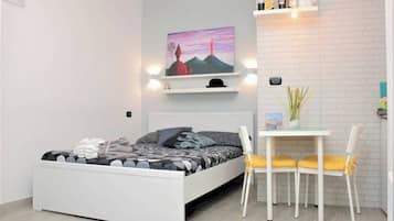 Tabla de planchar con plancha, wifi y ropa de cama