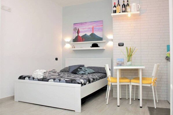 Iron/ironing board, WiFi, bed sheets