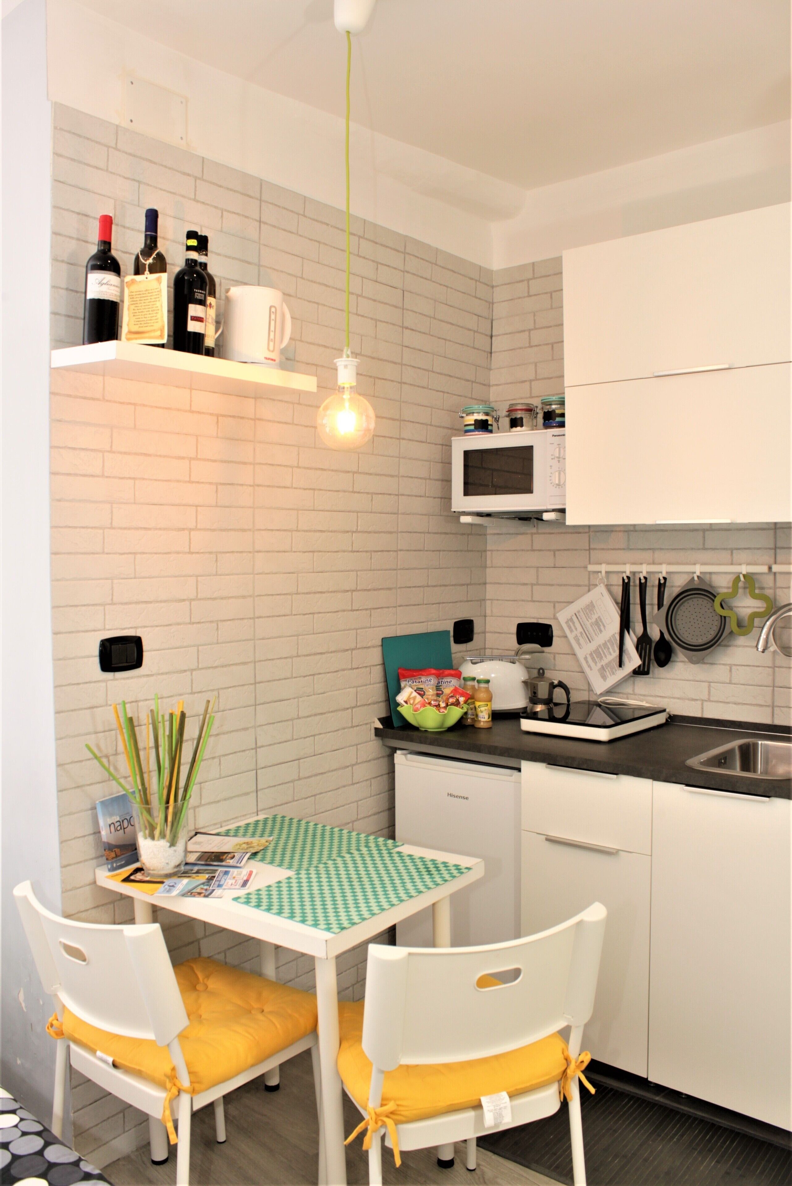 Kühlschrank, Mikrowelle, Herdplatte, Wasserkocher mit Kaffee-/Teezubehör