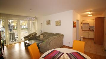 Apartment | Wohnbereich | LED-Fernseher