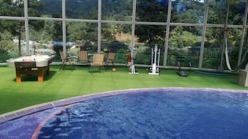 Piscina coberta i piscina a l'aire lliure