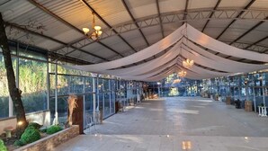 An indoor venue with a high ceiling, glass walls, and a central open space. - Green Resort (San Martín Jilotepeque)