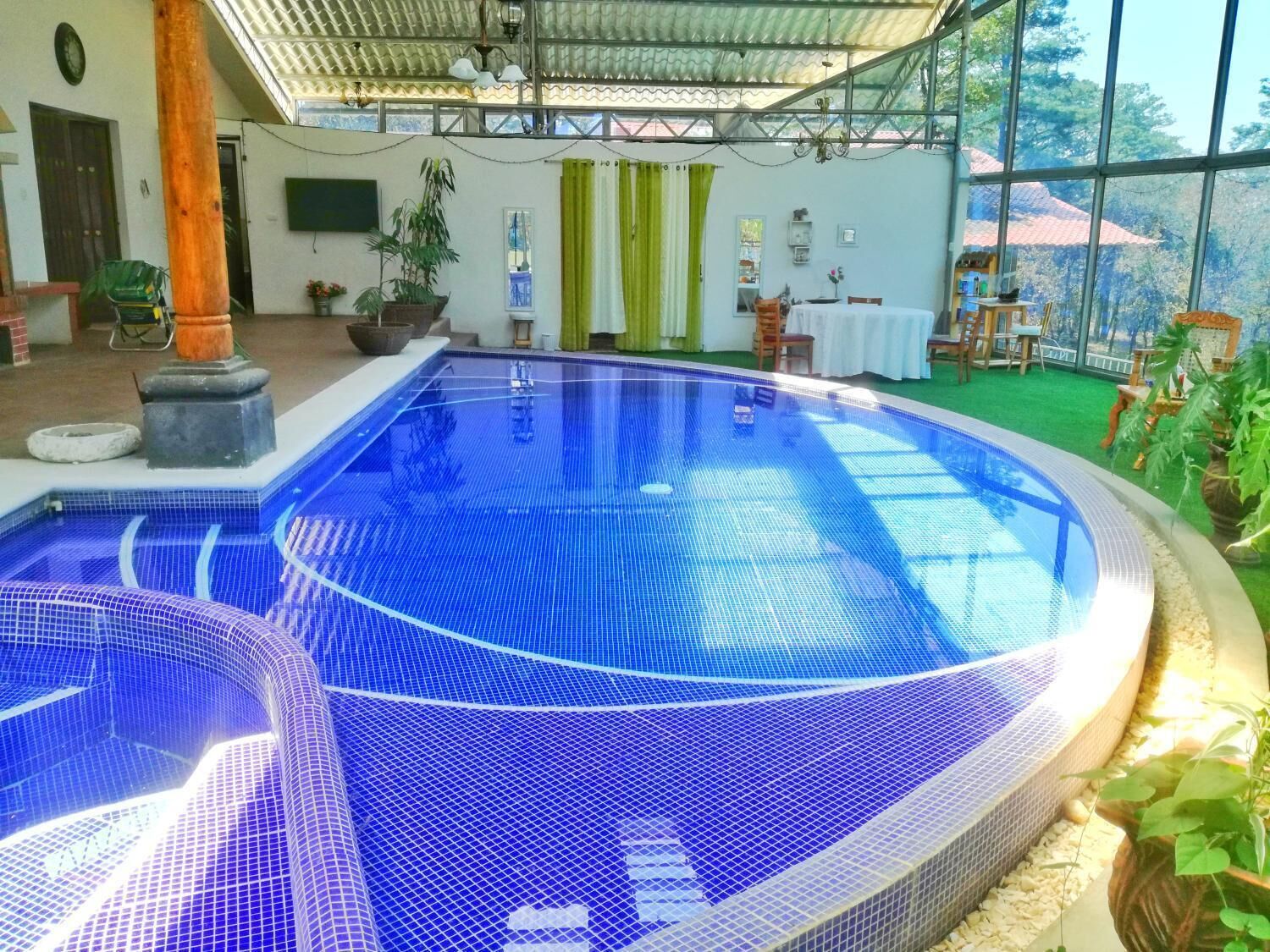 Una piscina techada, una piscina al aire libre