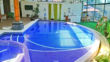 Una piscina techada, una piscina al aire libre