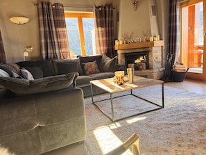 TV connectée, cheminée, lecteur de DVD, table de tennis de table