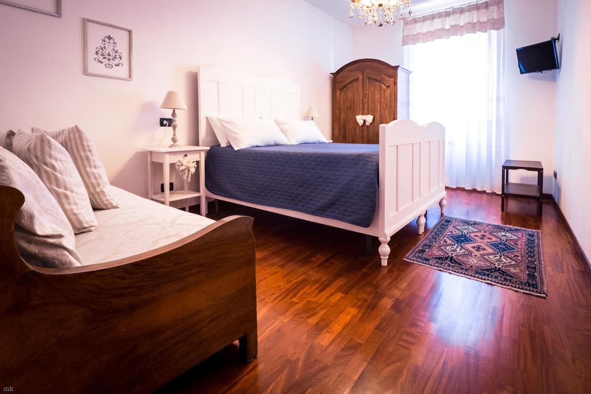 Double Room (Romantic) | Desk, soundproofing, iron/ironing board, free WiFi