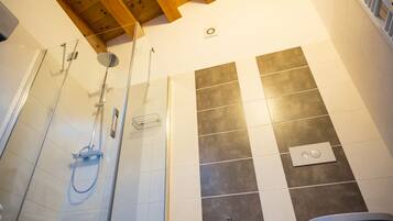 Double Room (Vintage) | Bathroom | Shower, free toiletries, hair dryer, bidet