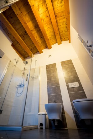 Doppelzimmer (Vintage) | Badezimmer | Dusche, kostenlose Toilettenartikel, Haartrockner, Bidet
