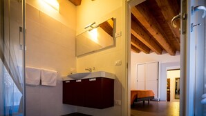 Tweepersoonskamer (Modern) | Badkamer | Een douche, gratis toiletartikelen, een haardroger, een bidet