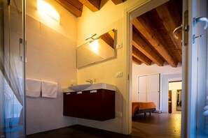 Double Room (Modern) | Bathroom | Shower, free toiletries, hair dryer, bidet - Il Piccolo Principe B&B (Vittorio Veneto)