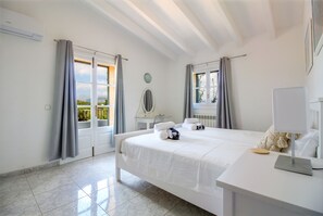 4 bedrooms, iron/ironing board, free WiFi, bed sheets - Beautiful Family Friendly Villa - 4 En-Suite Bedrooms, Large Pool, WiFi, AirCon (Alcudia)