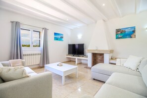 TV connectée, lecteur de DVD, table de tennis de table