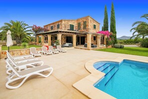 Outdoor pool - Beautiful Family Friendly Villa - 4 En-Suite Bedrooms, Large Pool, WiFi, AirCon (Alcudia)