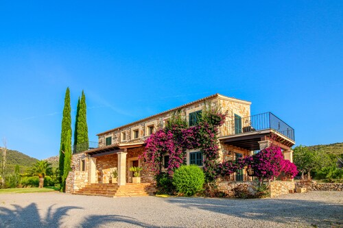 Belle Villa Familiale - 4 Chambres avec Salle de Bains, Grande Piscine et AirCon