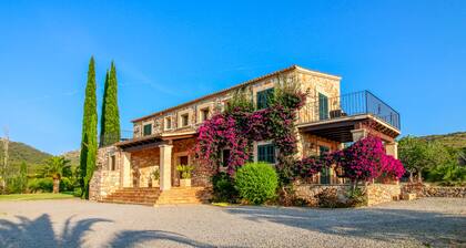 Belle Villa Familiale - 4 Chambres avec Salle de Bains, Grande Piscine et AirCon