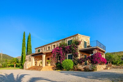 Beautiful Family Friendly 4 Bedroom en-suite villa Large Pool WIFI BBQ Air-Con