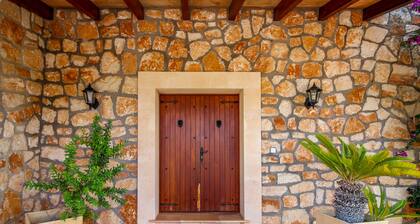 Beautiful Family Friendly 4 Bedroom en-suite villa Large Pool WIFI BBQ Air-Con