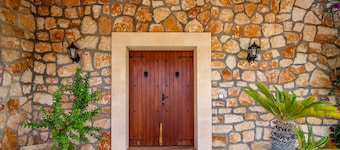 Beautiful Family Friendly 4 Bedroom en-suite villa Large Pool WIFI BBQ Air-Con