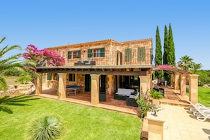 Terrace/patio - Beautiful Family Friendly Villa - 4 En-Suite Bedrooms, Large Pool, WiFi, AirCon (Alcudia)