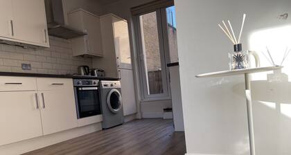 Charming Camden Split level home in Central London
