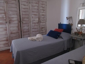 2 habitaciones, tabla de planchar con plancha, wifi y ropa de cama 