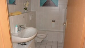 Shower, rainfall showerhead, hair dryer, slippers - Auerbachskeller (Plauen)