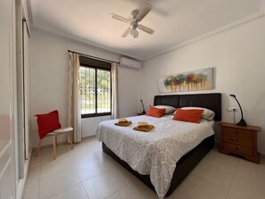 2 bedrooms, desk, iron/ironing board, free WiFi - Ground floor apt 2bed/ 2bath. work from home ready.11min to beach. 3min to shops (Los Alcazares)