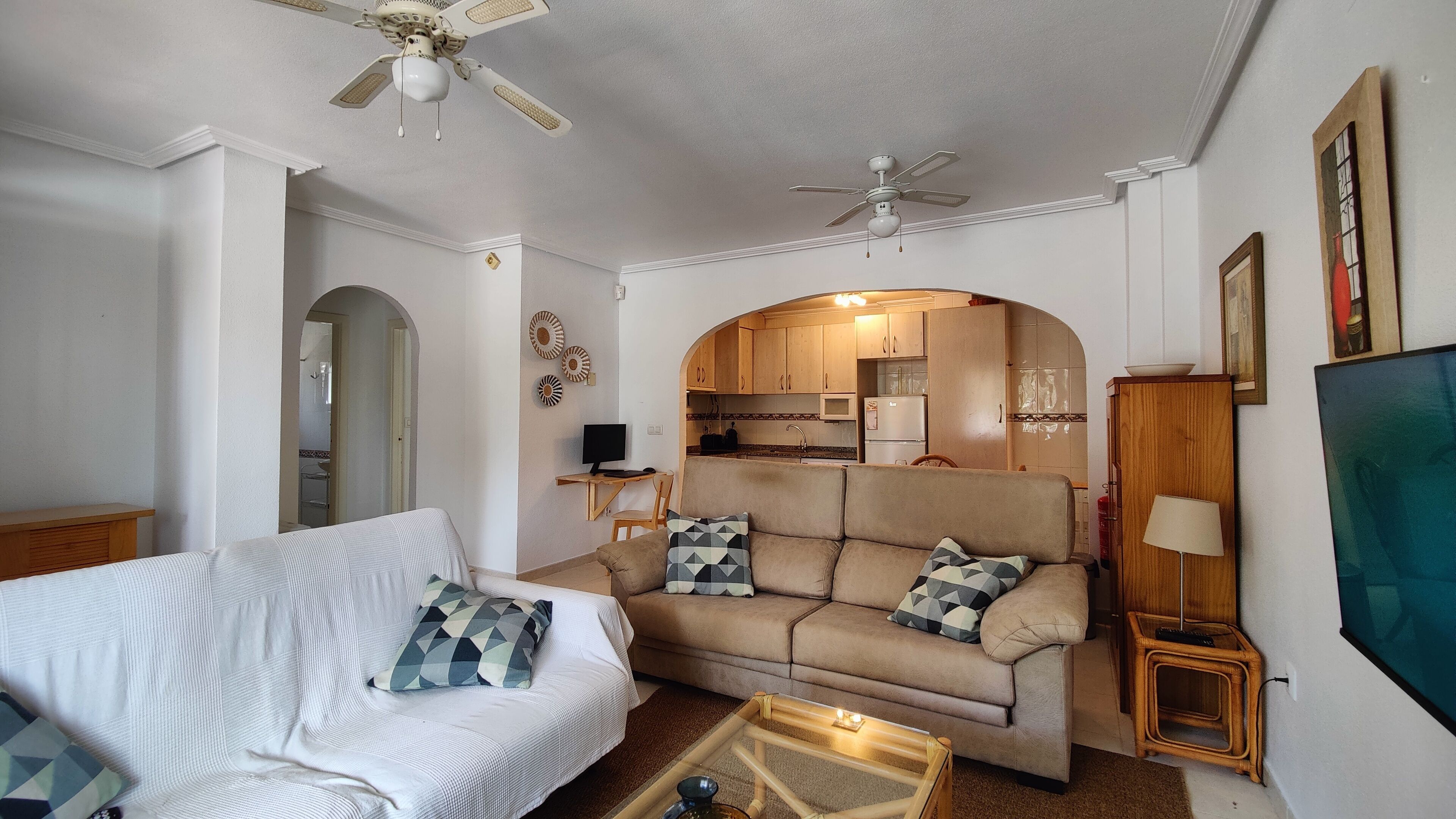 Fernseher, Kamin, Bücher, Computerbildschirme