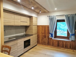 冷蔵庫、電子レンジ、オーブン、コンロ