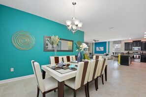 Familienhaus, Mehrere Betten, barrierefrei, Poolblick | Essbereich im Zimmer