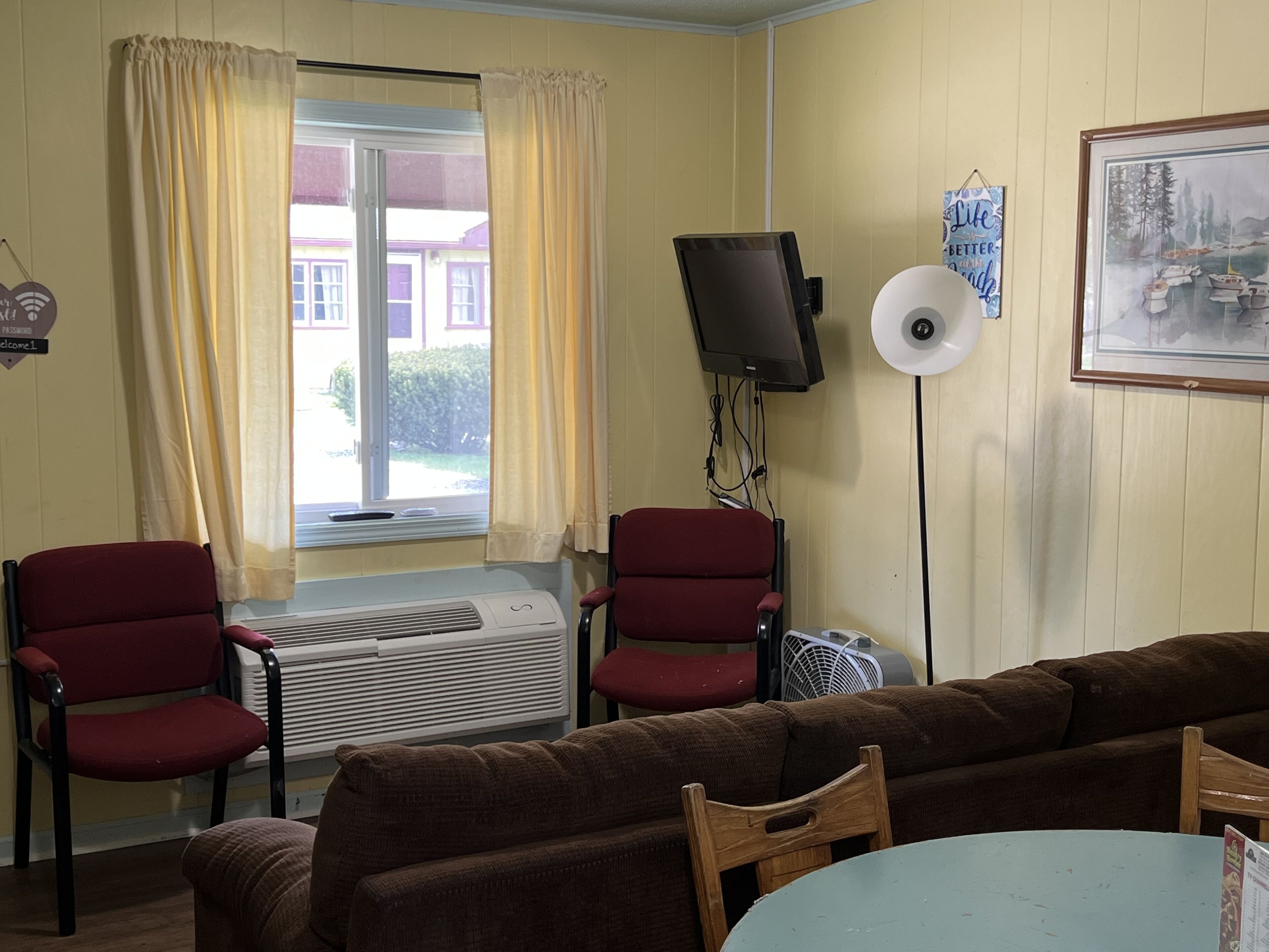 family cottage, 3 bedrooms, non smoking | living area | flat-screen tv