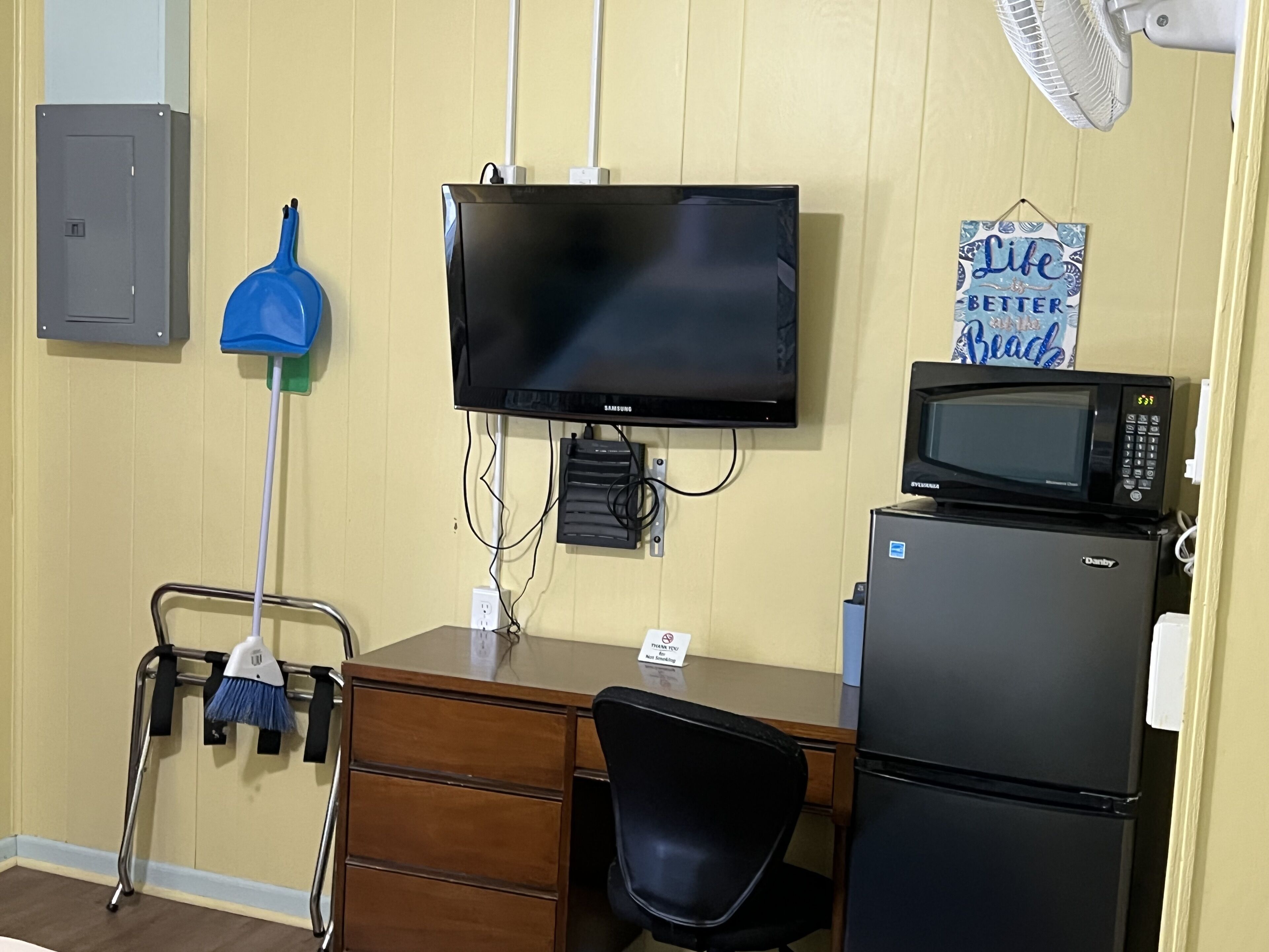 standard room, 1 king bed, non smoking | 2 bedrooms, individually decorated, individually furnished