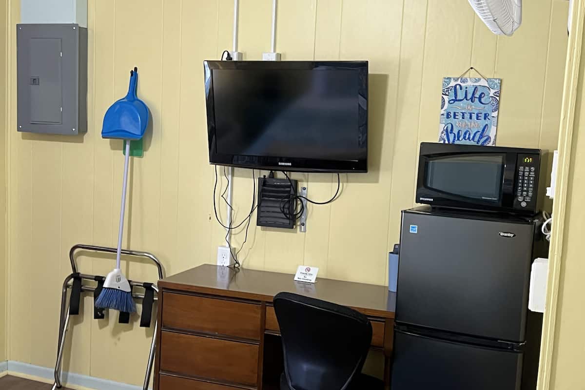 standard room, 1 king bed, non smoking | 2 bedrooms, individually decorated, individually furnished