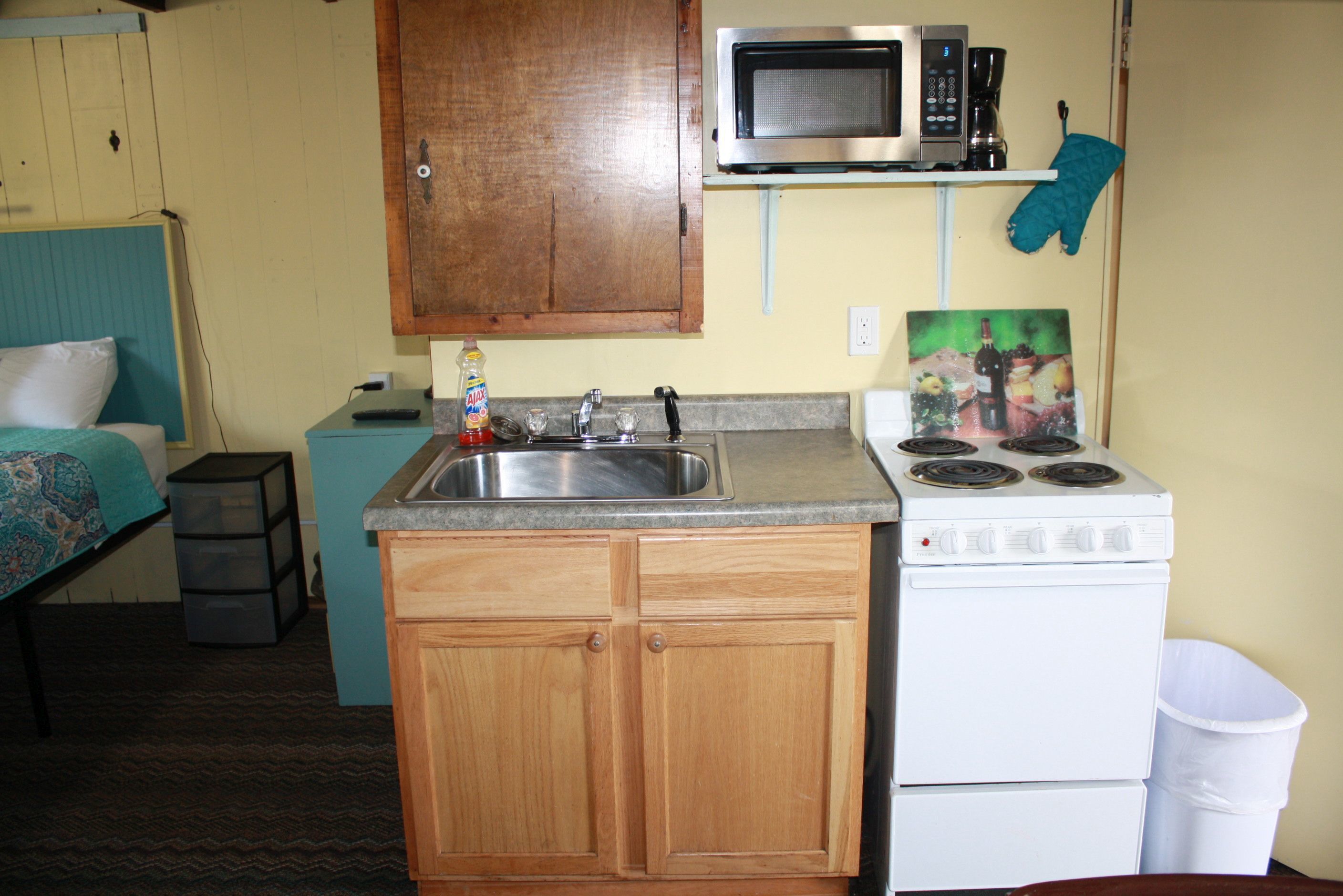 superior studio, 1 king bed, non smoking, lake view | room amenity