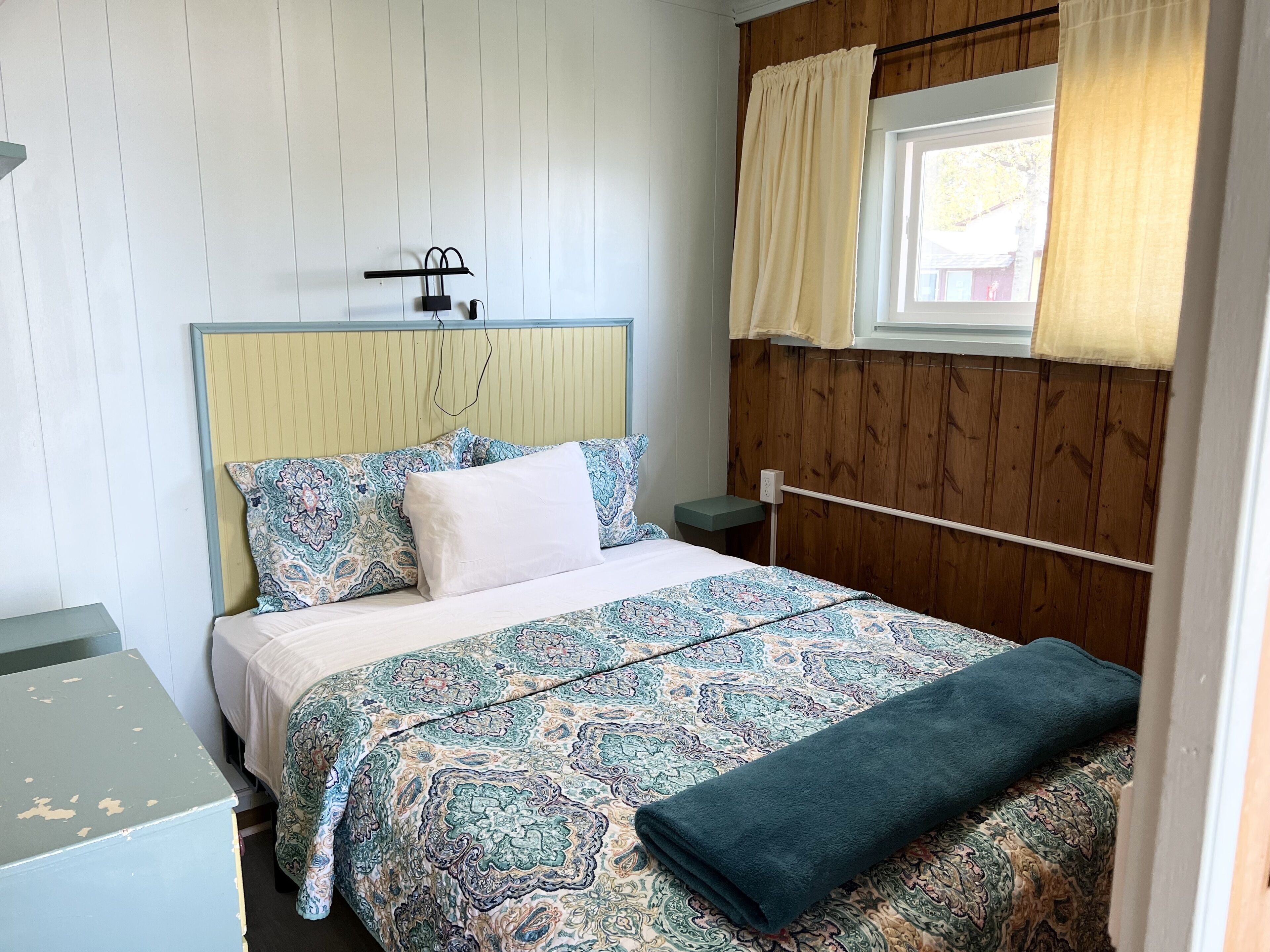 deluxe cottage, 2 bedrooms, non smoking, beachfront | 2 bedrooms, individually decorated, individually furnished