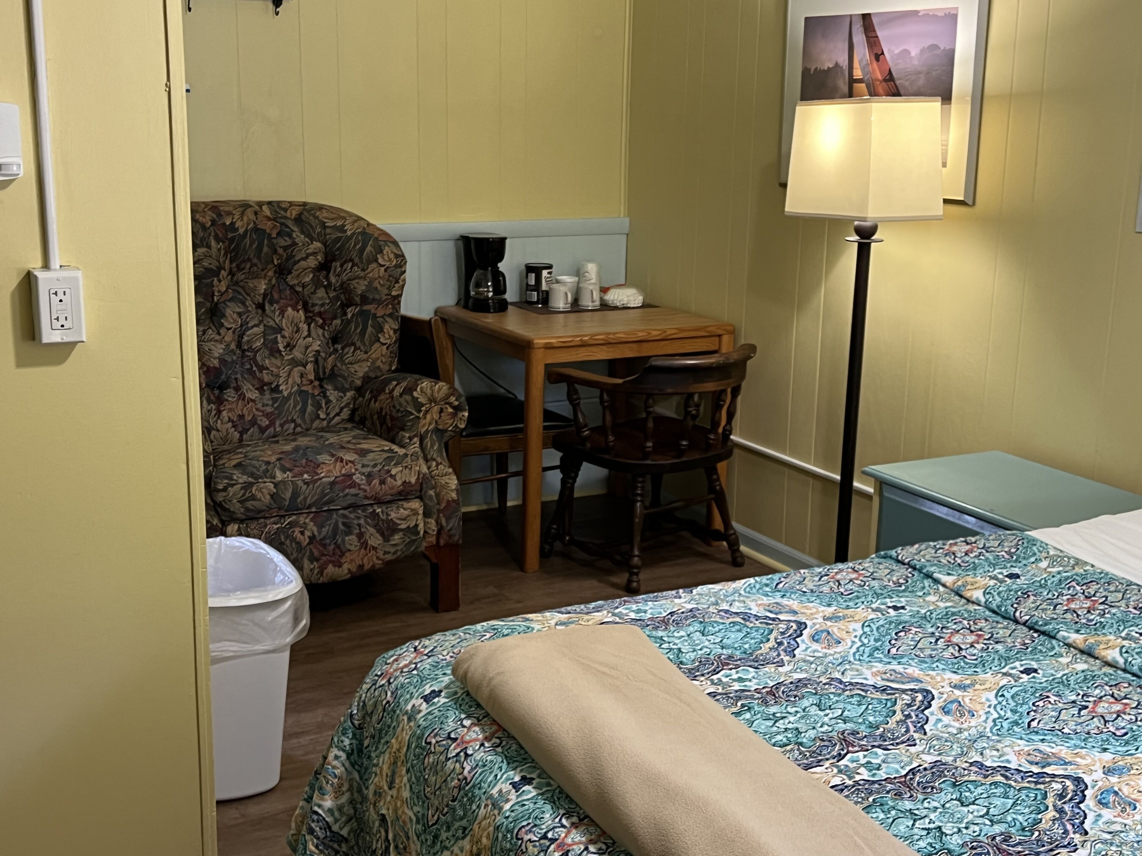 standard room, 1 king bed, non smoking | 2 bedrooms, individually decorated, individually furnished